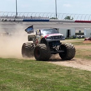 ‪This monster truck looked at this Winnebago and saw DESSERT! Summit Racing Equipment Atlanta Motorama | Summit Racing Equipment
