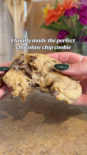 The best bakery style chocolate chip cookies #cookierecipe #chocolatechipcookies late chip