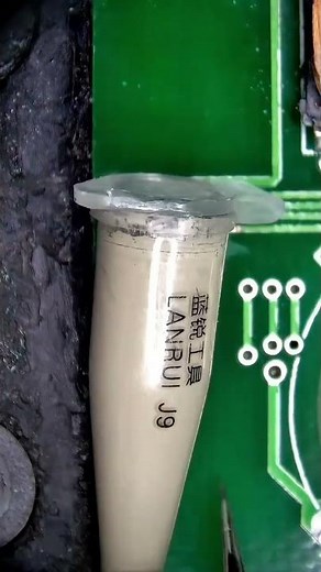 j9银浆快速修补主板线路 #修手机#手机维修工具