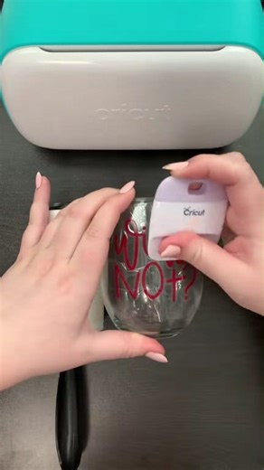 ✨ Watch how to apply vinyl to curved surfaces like a pro! Perfect for tumblers, mugs, and more. ✂️💖 #cricut #cricutdiy #cricuthacks #cricuttips #DIY #projects #vinyl #personalised | Cricut Crafts Step by step