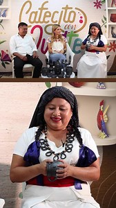 ¡De #Oaxaca para el mundo! En este #CafecitoConIvette, me acompaña el taller de barro negro de San Bartolo Coyotepec Peco Pecosita, una gran historia de empoderamiento y de trabajo. ☕️🧡 📍Contacto: Mtra. Siria Cruz Martínez Mtro. Fortunato Cruz Simón 📞 Teléfono: 951 462 3231 📸 Instagram: https://instagram.com/pecopecosita?igshid=NGVhN2U2NjQ0Yg== | Ivette Morán de Murat