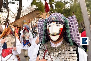 Αποκριάτικα έθιμα στην Ελλάδα: Μπούλες, πειρατές και πετεγολέτσα (vid)