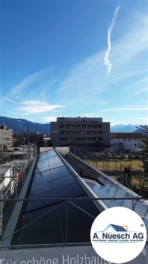 Sonne drauf ☀️ Energie rein ⚡ Zukunft an 🚀 Unsere neueste Solaranlage liefert nachhaltige Power direkt vom Dach in drei Tagen. 🌿🙌 Auf dem Mehrfamilienhaus an der in Balgach haben wir 94 moderne Fullblack‑Solarmodule installiert. 🏡✨ Die Trina Module sind besonders langlebig und sorgen über viele Jahre für zuverlässigen Solarstrom. 🔋 #hochhinaus #Photovoltaik #EnergieDerZukunft #trina #Ostschweiz | A.Nüesch AG