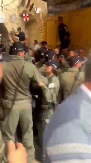 Die Israelische Besatzung verhindert gläubige Christ:innen am Karsamstag am Erreichen der Grabeskirche in Jerusalem.Wo sind all die digitalen "Kreuzritter"?#Staatsräson