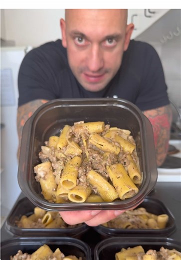 French Onion Beef Pasta Meal Prep (High Protein & Easy) 🥩🍝🔥 This one tastes like comfort food but still keeps you on track. Simple ingredients, big flavour, and perfect for the week. Makes 6 meals Ingredients: \t•\t1kg lean beef mince \t•\t2 onions, chopped \t•\tSplash of olive oil (for caramelising) \t•\t500ml beef stock \t•\t1 packet French onion soup mix (29g) \t•\t50ml Worcestershire sauce \t•\tSprinkle of thyme \t•\t250g light cream cheese \t•\t500g rigatoni pasta (dry weight, cooked bef