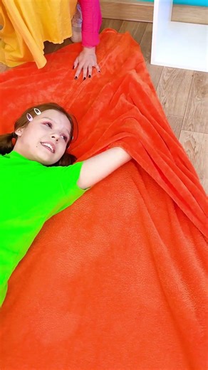 🪱 HUNGRY WORM? It’s HIDING UNDER the BLANKET! 😄🛏️ #shorts #kids