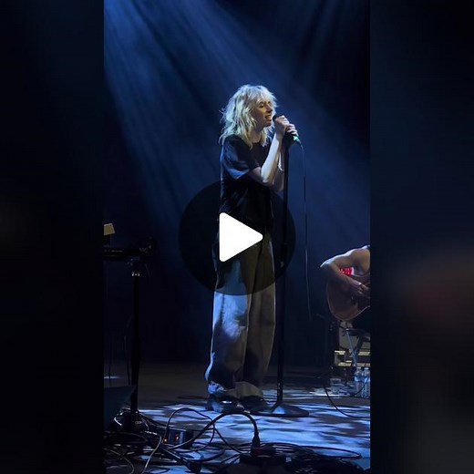 Maya Hawke Concert Performance - Dirt by Florida Georgia Line Cover