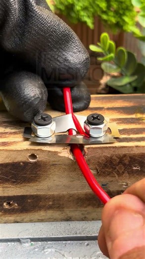Electrician Reveals a Method for Stripping Wire Using a Blade #USAConstruction #ProTrick #PreciseCut