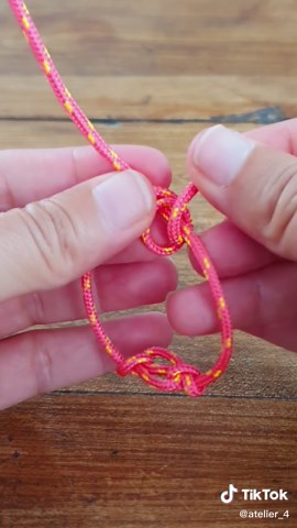 Noeud simple pour fermeture de bracelet en paracorde