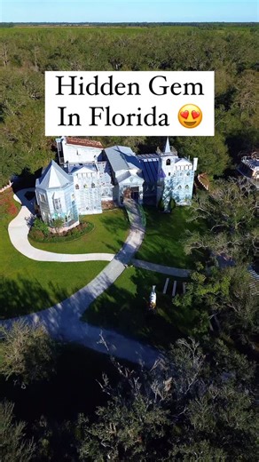 Kishia | Florida Travel on Instagram: "Can you believe this is in Florida?🤯 Solomon’s Castle is hidden is the woodlands of Ona, Florida, a small town you’ve probably never heard of. This castle was built by one man, Howard Solomon, completely out of recycled materials! He not only created art here in his workshop, but also lived in this castle up until his death. Today, his family still runs the operations which include an amazing restaurant in the boat he also built, next to the castle,