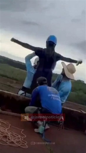 Inaceitável. Não estamos falando de uma fatalidade causada pelo destino ou por uma falha imprevisível. Pessoas pegaram uma jovem, levaram-na até a plataforma e a lançaram de dezenas de metros de altura sem o equipamento básico de segurança.Se havia outros funcionários acompanhando a operação e ninguém impediu o salto, é difícil compreender como uma sequência tão absurda de erros pôde acontecer. O caso merece uma investigação profunda e rigorosa para apurar o grau de responsabilidade de cada envo