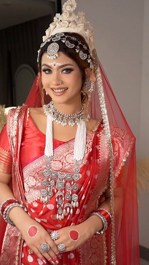 Beautiful Hindu bride wearing our pure benarosi katan saree with sona roopa bootie. | OSHIN