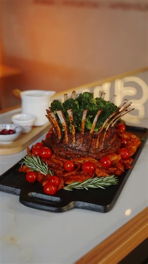 🔥 Corona de cordero al estilo Mayca 🔥 Dele un giro irresistible a sus recetas con el toque perfecto de nuestras salsas MFS. 🥩 Con la Salsa Inglesa MFS codg. 135776 realzarás el sabor del cordero desde el primer marinado. 🍯 Y con la Salsa Barbacoa MFS codg. 135777 conseguirás ese acabado jugoso, ahumado y lleno de carácter. Perfectas para cocina profesional, fáciles de usar y con el sabor que sus clientes aman. ¡Pruebe esta combinación y lleve su menú a otro nivel! ✨🍽️ 📍Disponibles en nuest