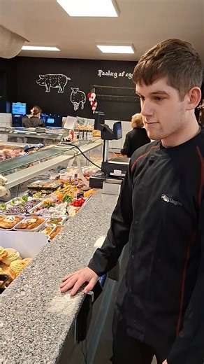 Det er fredag🤩 Vi har det bedste tilbud til jer - tykstegsbøffer på ca. 200g for KUN 40 kr. Stk🤑 Kom ind i butikken til god julestemning og køb lige netop det du mangler til dit julebord🎅 God weekend derude og vi ses i Stoholm Slagter🤗 #lokalt | Stoholm Slagter