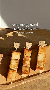 The cutest way to eat tofu🐱🍢 Golden tofu skewers coated in a delicious sesame glaze!