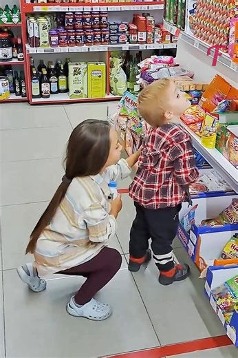 Two homeless children find compassion and help in a grocery store | Family World