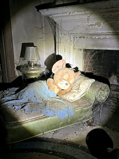 now there’s no running, no cat mouse chase, no shouting, just silence... every corner remembers something, but no one comes back to make noise again. childhood didn’t end loudly. it faded. Disclaimer: Visuals recreated and edited using ai and editing tools. #nostalgia #cartoon #tomandjerry #memories