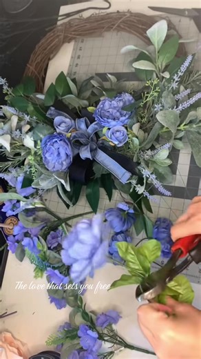 💙Learn how to make this beautiful blue Spring peony wreath step-by-step on my You T U B E: wreath and Hand. #diyspringwreath#craft#wreathmaking#howtomakeawreath #easterdecor
