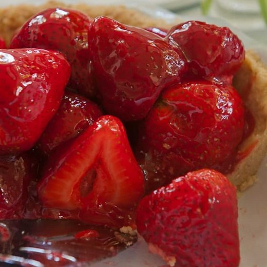 Fresh Strawberry Pie with Jello Glaze (No Cooked Berries)