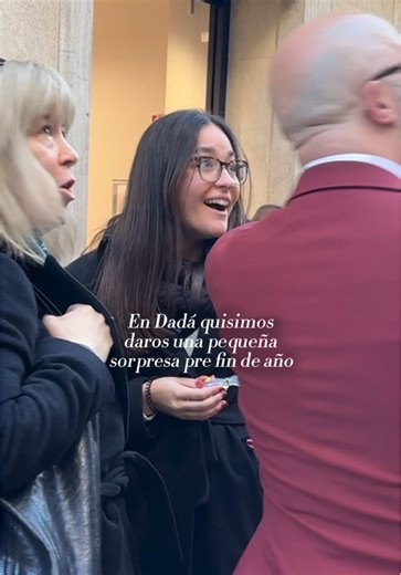 No había mejor manera de cerrar el 2025 que con una fiesta Pre Fin de Año desde nuestro balcón 🍇🥂 Solo podemos agradecer a Antía Pinal por permitirnos hacer posibles unas campanadadas tan especiales. Tu voz es de otro planeta y haber tenido la suerte de escucharte en directo un auténtico regalo 💝 Y cómo no, mil gracias a Carlos Veleiro por ser nuestra extensión a pie de calle y aceptar siempre cada locura que se nos pasa por la cabeza 🖤😎 ¡Feliz 2026! #dada #vigo #2026