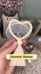 Un Corazón en Macramé 💛 Quiero ver haciendo sus corazones 🤩 MATERIALES: Cordón de algodón de 3 mm anudado al rededor de 1,5 mm de alambre artesanal de aluminio y un cortador de galletas para darle la forma de corazón..🧵💛 #macrame2024 #macrametutoriales #macrame #macramé #artesania #manualidades #mujeres #arte #cursodemacrame #clasemacrame #crochet #costura | Mahu Macrame