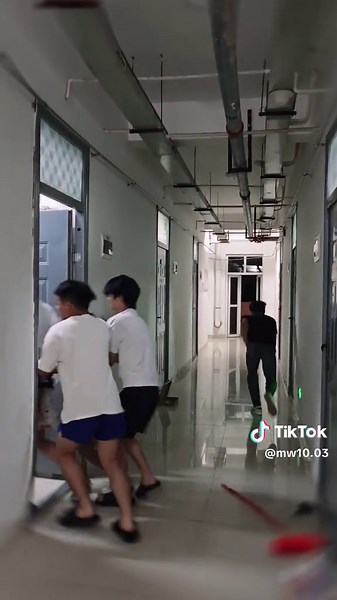 It’s said that there will be exams for other majors tomorrow. Let them relax a bit. #medical students #final exams #mental state #university dormitory hallway