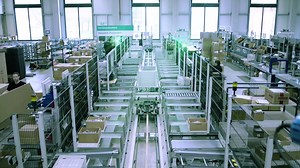 #FANUCSuccessStory Pepperl Fuchs ist ein Pionier in der elektrischen Explosionsschutz- und Sensortechnik mit über 70 Jahren Erfahrung. 2008 begann der interne Zulieferer in Veszprém, Ungarn die Produktion von anspruchsvollen Kunststoffteilen mit dem Einsatz von mehreren FANUC ROBOSHOT Maschinen. Mehr über ROBOSHOT: http://www.fanuc.eu/de/de/roboshot | FANUC Deutschland