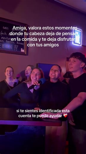 🎀 Porque cuando estás dentro del TCA, eso no es tan fácil. Tu mente suele estar ocupada en qué comer, cuánto, si está “bien” o “mal”, qué pensarán los demás… y al final no estás realmente en el momento. 🩷 Por eso, cuando aparece ese pequeño descanso, esas horas donde puedes reírte, hablar y estar presente con tus amigos, es algo muy valioso. #psicologia #TCA #recuperación #sanar