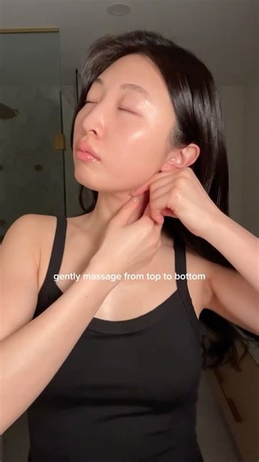 Sarah Li on Instagram: "No time for that last-minute facial or medi-clinic appointment before the holidays? Don’t worry, you can give yourself a natural lift at home! Most people have never even heard of this muscle before but it’s in your neck and it affects not just posture, but also stress, tension, and your body’s circulation. When it’s tight, it can restrict lymph flow, trap fluid, and make your face look tired, puffy and droopy. Massage it daily to release tension, boost circulation, and r
