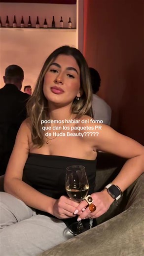 es que son increíbles sssssss 🥹🥹🥹 yo también quiero el pop socket de @Huda Beauty 🥹 #pr #hudabeauty #influencer