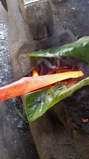 pandai besi tradisional membentuk baja besi #blacksmith #medievalblacksmith #forgedfromiron