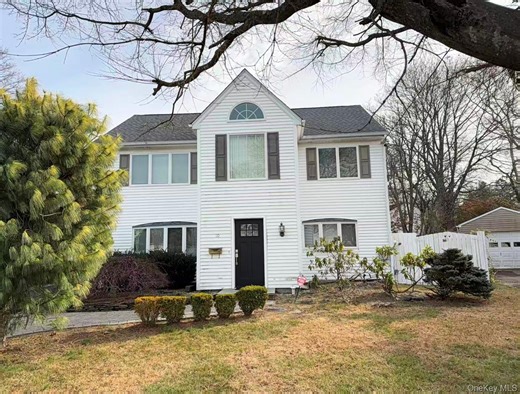 10 The Spur, Syosset, NY 11791 - MLS 942365 - Coldwell Banker