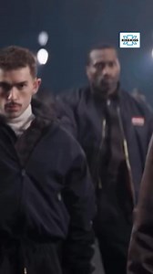 Mahmood sorprende tutti spoilerando il suo nuovo inedito durante la sfilata di Willy Chavarria, esibendosi tra i modelli in passerella e mostrando una coreografia pazzesca insieme al suo corpo di ballo! 🔥🩵 📹 IG | mahmood #mahmood #willychavarria | Radio KissKiss