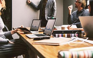 Ils font semblant d’être débordés au travail : ce que révèle le phénomène du « task masking »