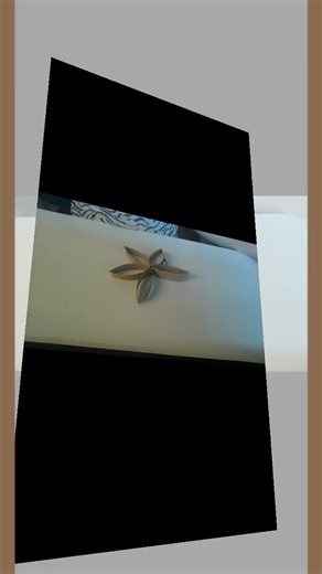 Zelf met en toiletkartonnetje een bloempje maken.