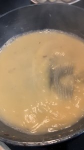 Bratwurst mit Kartoffelstampf, Sauerkraut und Zwiebelsoße Zutaten: 6 Bratwürste 300 gr. Kartoffeln Milch, Salz, Muskatnuss Sauerkraut Für die Soße: 2 große Zwiebeln Etwas Schmalz 1-2 El Mehl 300 ml Brühe 1 El Senf 1 El Tomatenmark Pfeffer, Kümmel , Majoran Die Kartoffeln schälen und in Salzwasser kochen. Die Bratwürste anbraten. Die Zwiebeln in dünne Scheiben schneiden. Wenn die Würste angebraten sind, aus der Pfanne nehmen und die Zwiebeln darin anbraten. Wenn diese Farbe bekommen haben , aus d