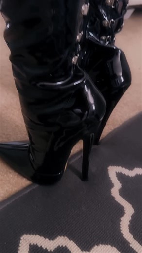 Emma Thomas on Instagram: "I need help lacing these boots up. Any volunteers? . . #fashionaddict #thighhighboots #thighboots #bootlover #botasmosqueteras #botasaltas #botaslargas #bootlove #bootseason #bootlover #overknee #overthekneeboots #botasfemininas #stivalialtialgnoccio #botaslongas #botasdetaconalto"