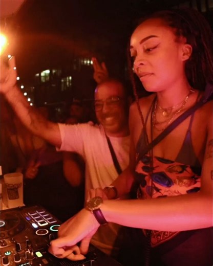 RAKATA on Instagram: "💖FOCUS DJs INVITADXS💖 Directement de notre scène locale marseillaise histoire de calentar motores rodillas y caderas 💦 ⚡ @kermittta ⚡ Exploratrice musicale transcendant les frontières, Kermittta, diggeuse au charisme énigmatique, est une enfant des années 2000, son background est Hip-Hop et R&B. Elle élargit son horizon à travers ses voyages, en y explorant les diverses scènes musicales du monde (Lisbonne, Amérique Latine). Ses influences reflètent une fusion des genres 