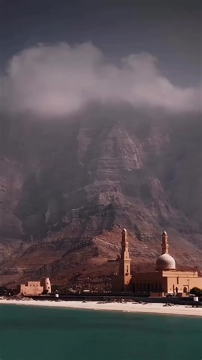 🕌 #عن_أم_المؤمنين_عائشة_رضي_الله_عنها: أن النبي صلى الله عليه وسلم قال: ((مثل الذي يقرأ القرآن وهو حافظ له مع السفرة الكرام البررة، ومثل الذي يقرأ وهو يتعاهده وهو عليه شديد فله أجران))؛ متفق عليه[1]، ولفظ مسلم: ((الماهر بالقرآن مع السفرة الكرام البررة، والذي يقرأ القرآن ويتعتع فيه وهو عليه شاقٌّ له أجران))، وفي لفظ له: ((والذي يقرأ وهو يشتدُّ عليه)). 📚رواه البخاري في كتاب التفسير، باب تفسير سورة عبس 4/ 1882 (4653)، ومسلم في كتاب صلاة المسافرين وقصرها، باب فضل الماهر بالقرآن والذي يتعتع فيه 1/ 