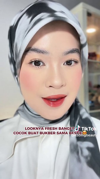 Fresh peach makeup pake blush on terbarunya OMG! Cocok banget dipaduin sama racikan ombre lipsnya😍 yuk check out sekarang✨ #pejuangglowupramadan #omgbeauty #blushonomg #lipvinylomg