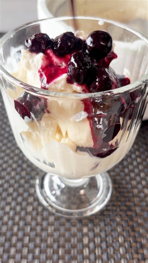 アイスクリームメーカーでフローズンヨーグルト。自家製ブルーベリーを一緒に / Homemade Frozen Yogurt
