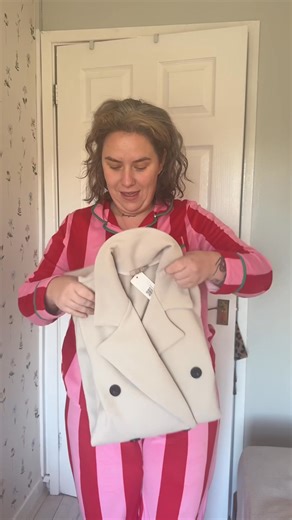 If you wanna look like inspector morse comment coat an I’ll message you. #ad #famousgirlinthevalleys | Famousgirlinthevalleys