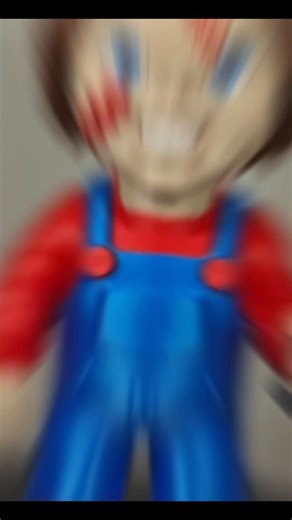 Ele voltou… e saiu direto da impressora 3D! 😈🔪 Sim, é o Chuck, o boneco mais problemático dos filmes de terror, agora em versão impressão 3D! Pequeno no tamanho, assustador no olhar e pronto pra dominar sua estante (ou dar susto nas visitas 😂). Cheio de detalhes, expressão maligna ativada e aquele sorriso que claramente não é coisa boa. Ideal pra fãs de terror, colecionadores ou pra quem gosta de uma decoração que diga: “aqui mora alguém corajoso… ou meio doido” 😜 🖨️ Feito em impressão 3D �