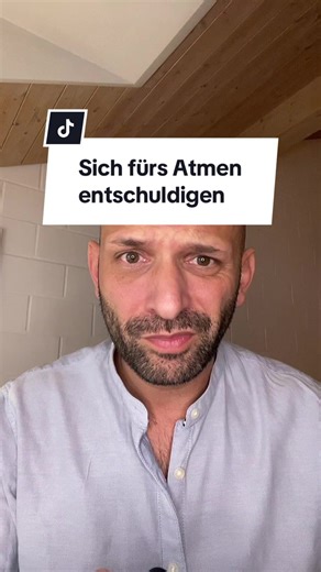 Viele Menschen mit Atemnot entschuldigen sich reflexartig. Nicht, weil jemand es verlangt sondern weil sie gelernt haben, unauffällig zu sein. Atemnot passt nicht in dieses Bild. Sie ist sichtbar. Hörbar. Und nicht kontrollierbar. Doch Atemnot ist kein Fehlverhalten. Sie ist ein körperliches Signal. Und Signale brauchen keine Entschuldigung. Dieses Video soll daran erinnern, dass du Raum einnehmen darfst. Auch mit deinem Atem. Gerade dann. #atemnot #copd #scham #atemwissen #selbstmitgefühl