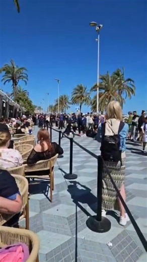 Breakdancer Standing on His Head 🕺🔥 | Playa Postiguet Alicante | No Spain No Gain