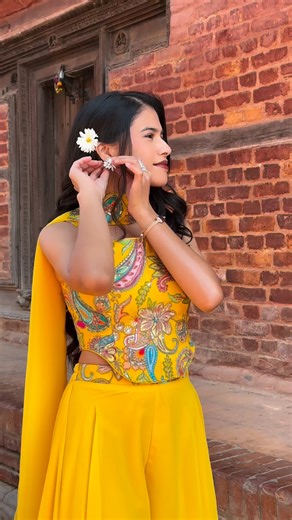 “A custom-made Mehendi outfit that feels like me. Every thread tells a story of color, culture, and celebration.”🌼#mehendilook #bridalmehendi #mehendidesign #ootdfashion #flipfashionwears | Flip Fashion Wears