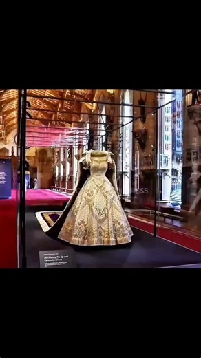 O vestido de coroação da Rainha Elizabeth II permanece como uma das peças de vestuário mais extraordinárias da história da realeza. Usado em 2 de junho de 1953, na Abadia de Westminster, o vestido simbolizava não apenas um novo reinado, mas também um mundo em transformação no período pós-guerra.O vestido foi desenhado pelo renomado *couturier* britânico Norman Hartnell, que também havia criado seu vestido de noiva. Confeccionado em cetim branco, o vestido apresentava bordados intrincados realiza