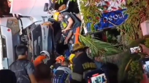 WATCH: CCTV footage sa pagkatumba sang water tanker sa Salvador Benedicto, kag rescue operation sa na-ipit nga driver 🎥: Jestoni Yanos Torabella | Bombo Bacolod Livestream