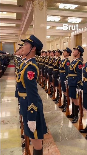 Images Brut en Chine - Accueil militaire pour Emmanuel Macron avec le président chinois Xi Jinping
