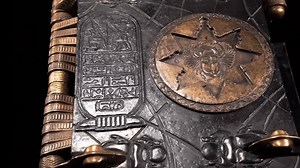 🎬 Alien, Star Wars or Batman? Mark your calendars - the 7th London Entertainment Memorabilia Live Auction is taking place in December and we have over 900 rare and iconic lots from these movies and more. It’s your chance to own a piece, prop, or costume from your favorite movie. Whether you're as thrifty as the Weasley family or as uptown as Gatsby, there's something for you. Items are priced at all levels and we even offer interest-free payment plans. It’s totally online so you can bid from an